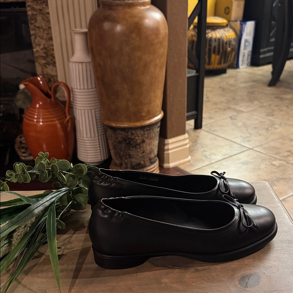 Ecco Sculpted Lx Women's Black Ballet Flats. PRICE IS FIRM
